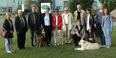 Bildbeschreibung: Gruppenbild vor dem Eingang der Schule