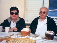 Bildbeschreibung: Christiane und Lon Welter verkaufen Kaffee und Kuchen.