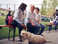 Bildbeschreibung: Josiane Rommes, Carine Buny und Catherine Schneider sitzen nebeneinander mit ihren neuen Polohemden.