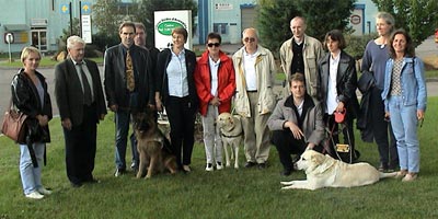 Description d'image: Une photo de groupe en visitant l'cole de chiens guides d'aveugles  Metz
