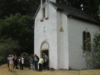 Bildbeschreibung: Eine kleine Kapelle mitten im Wald