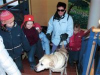 Photo: Auch wenn es eng wird, die Kinder wollen immer hautnah dabei sein.