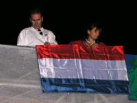 Bildbeschreibung: Prsident Roland Welter befestigt die Flagge auf der Bhne. 