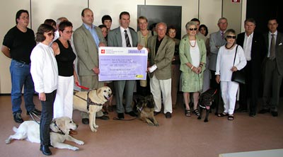 Description d'image: Photo de groupe lors de la remise de chque