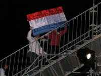 Description d'image: Le drapeau luxembourgeois monte sur les planches.