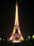 Description d'image: La tour Eiffel dit au revoir aux participants en faisant son cinma lumineux.