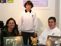 Description d'image: Jacquie Thill, Josiane Rommes et Annette Michels s'occupent du stand