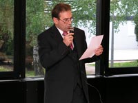 Bildbeschreibung: Vereinspräsident Roland Welter bei seiner Ansprache