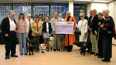 Gruppenbild whrend der Scheckberreichung