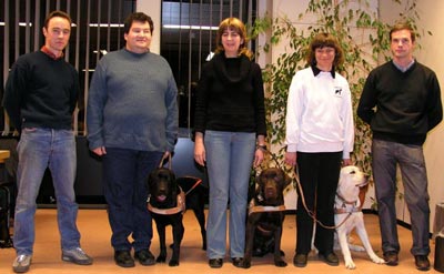 Foto: Die drei neuen Fhrhundgespanne und ihre Hundetrainer