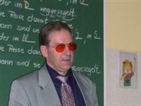 Photo: Vereinspräsident Roland Welter vor einer Schulklasse