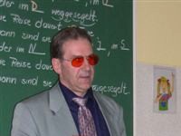 Photo: Vereinsprsident Roland Welter vor einer Schulklasse