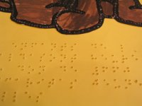 Foto: Die Kinder haben den Text in Brailleschrift in den Scheck gestochen