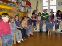 Photo: Les enfants sont assis sur chaises et tables