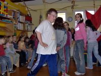 Photo: Les enfants dansent