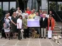 Foto: Gruppenbild whrend der Scheckberreichung