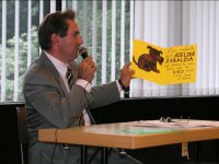 Foto: Roland Welter zeigt den Scheck der Kinder des Atelier Zeralda