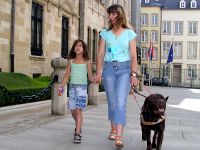 Foto: Rene Mischel, ihre Tochter Saskia und Toy berqueren den Platz vor dem Palais