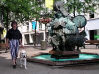 Foto: Josiane Rommes und Urak vor dem Brunnen