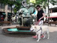 Foto: Christiane Reyter und Xerius vor dem Brunnen