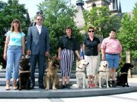 Photo de groupe devant la statue de la Grand-Duchesse Charlotte