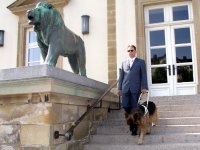 Photo: Roland Welter et Orfe descendent l'escalier du Htel de Ville