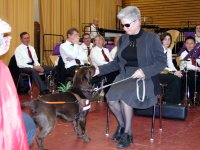 Foto: Eine kleine Demonstration - Christiane Ney mit Fhrhund Nutella