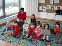 Foto: Die Kinder und Ihr Besuch im Gruppenbild auf dem Verkehrsteppich