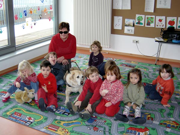 Foto: Die Kinder und Ihr Besuch im Gruppenbild auf dem Verkehrsteppich