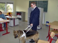Foto: Roland Welter erklärt das Führgeschirr des Blindenführhundes