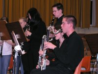 Photo: Les musiciens jouent avec beaucoup de concentration