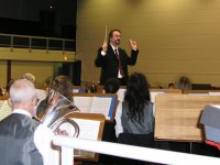 Photo: Le chef d'orchestre du regard des musiciens