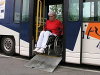 Foto: Ein Rollstuhlfahrer beim Testen der neuen Busse