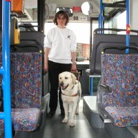 Foto: Josiane und Fhrhund Urak beim Betreten des Busses