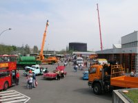 Photo: Le terrain d'exposition bien visit sous un soleil clatant