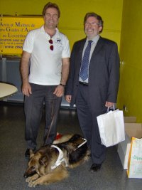 Foto: Der Gesundheitsminister Mars Di Bartolomeo und unser Präsident Roland Welter mit Blindenführhund Orfee