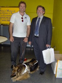 Photo: Le ministre de la sant Mars Di Bartolomeo, notre prsident Roland Welter et la chienne guide Orfee.