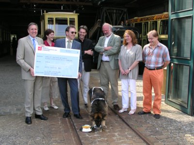 Photo: Photo de groupe lors de la remise de chque