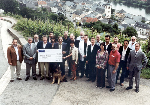 Photo: Photo de groupe lors de la remise de chque