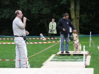 Foto: Fhrhundtrainer Stphane Tinnes beim simulierten Zebrastreifen