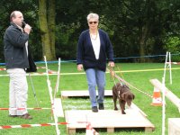 Foto: Christiane Ney mit Fhrhund Nutella beim berqueren des Zebrastreifens