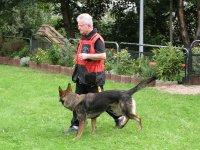 Foto: Jacques Wildanger, Prsident des HSDV Schifflange, beginnt mit seinem Hund die Vorfhrung mit der bung 'Freifolgen'