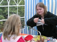 Photo: Les enfants ont pu gagner des petits prix en tournant une roue.