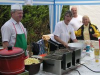 Foto: Das Team fr Pommes Frites und Salate ist begeistert bei der Arbeit.