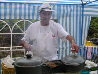 Photo: L'homme au barbecue veille  ce que personne ne rentre affam.