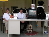 Foto: Margot Biermann, Josiane Rommes und Fhrhund Urak an unserem Informationsstand.