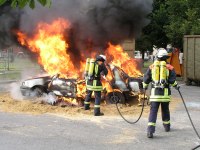 Foto: Die Feuerwehr Elm demonstriert an einem brennenden Wagen ein neues Löschsystem.
