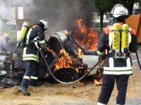 Foto: Ein Wasser-Luft Gemisch wird mit Hochdruck in den brennenden Wagen geschossen.