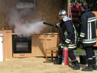 Foto: Hier wird der brennende Topf korrekt mit einem Feuerlscher gelscht.