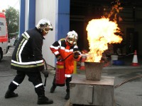 Foto: Auch die Kinder durften unter Aufsicht einmal grosse Flammen lschen.